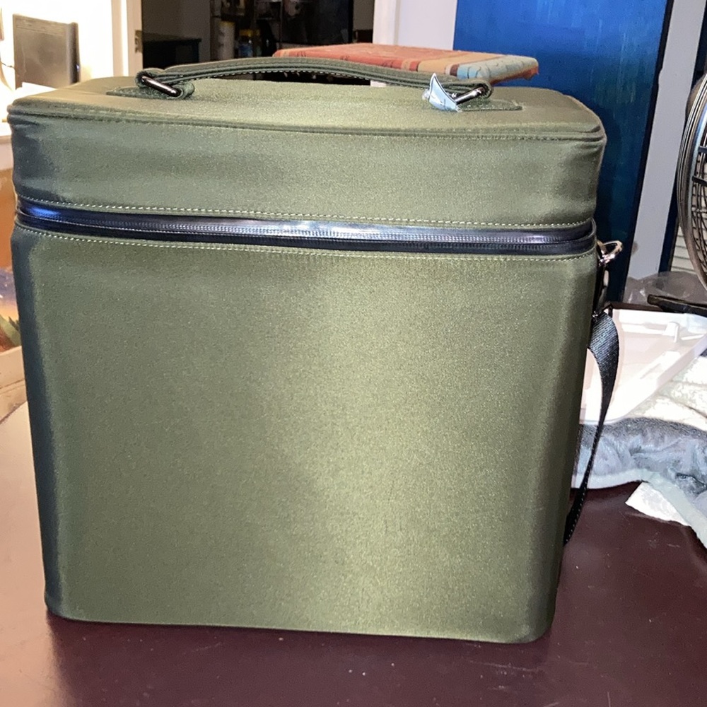 Travel Box Case by Leigh Co Divided sections Crossbody Nylon h2oresilientNWOT